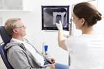 Zahnärztin Leonie Wälder erklärt einem Patienten sein Röntgenbild, Zahnimplantate, Zahnarztpraxis Im Asemwald, Stuttgart
